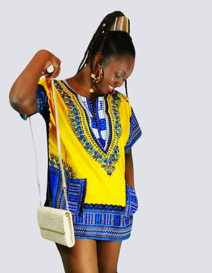 Blouse africaine DASHIKI Très jolie  blouse africaine DASHIKI  mixte. Convient à homme comme femme. Le motif 100% Ethiopien le rend unique et original. Deux poches présentes sur les cotés. Taille : L Composition: 100% Coton Couleur : Jaune et bleu ENTRETIEN : Le tissu WAX se lave à basse température (entre 30 et 40°) . Le nettoyage à la main est à privilégier. Nos tissus sont 100% COTON pour les tissus WAX, KENTE, BOGOLAN. Certains tissus plus communs peuvent être mélangés (polaire, doudou, minky, polyester, lycra; soie, ect...); dans ce cas la composition de l'article mentionnera la présence du tissu. haut vêtement femme wax africain tissu ankara. haut wax femme moderne crop top wax haut africain femme haut wax moderne vêtements wax femme tunique wax femme blouse wax femme chemise wax femme